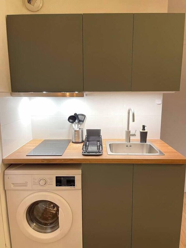 Frigorífico, microondas, cafetera o tetera y utensilios de cocina