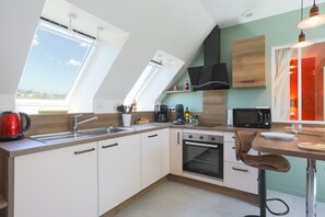 Fridge, microwave, oven, stovetop - Apartment 'Kerli Cosy' with Sea View, Private Garden and Wi-Fi (Trévou-Tréguignec)