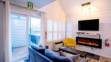 Standard-Apartment, Mehrere Betten, Nichtraucher, Balkon | Wohnbereich | 46-Zoll-Smart-TV mit Kabelempfang, Kamin