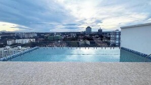 Une piscine sur le toit offrant une vue sur la ville.