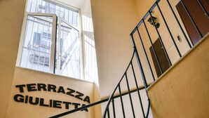 Uma escadaria com uma placa indicando 'TERRAZZA GIULIETTA'.