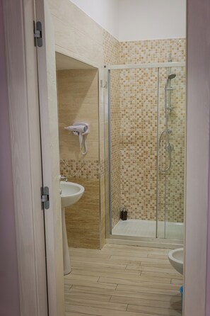 Douche, sèche-cheveux, bidet, serviettes fournies