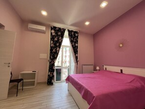 2 Schlafzimmer, Schreibtisch, Bügeleisen/Bügelbrett, Reisekinderbett