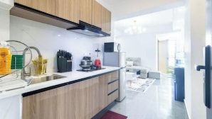 Une cuisine moderne avec des meubles en bois, un évier en acier inoxydable et une cuisinière intégrée.