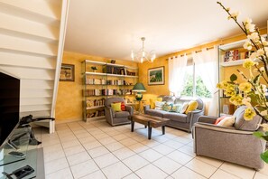 Fernseher, Kamin, Stereoanlage