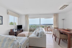 Télévision, table de tennis de table, chaîne hi-fi