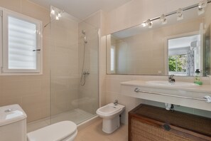 Shower, hair dryer, towels - Apartment 'Infinity View Menorca' with Sea View, Shared Pool and Private Terrace (Es Mercadal)