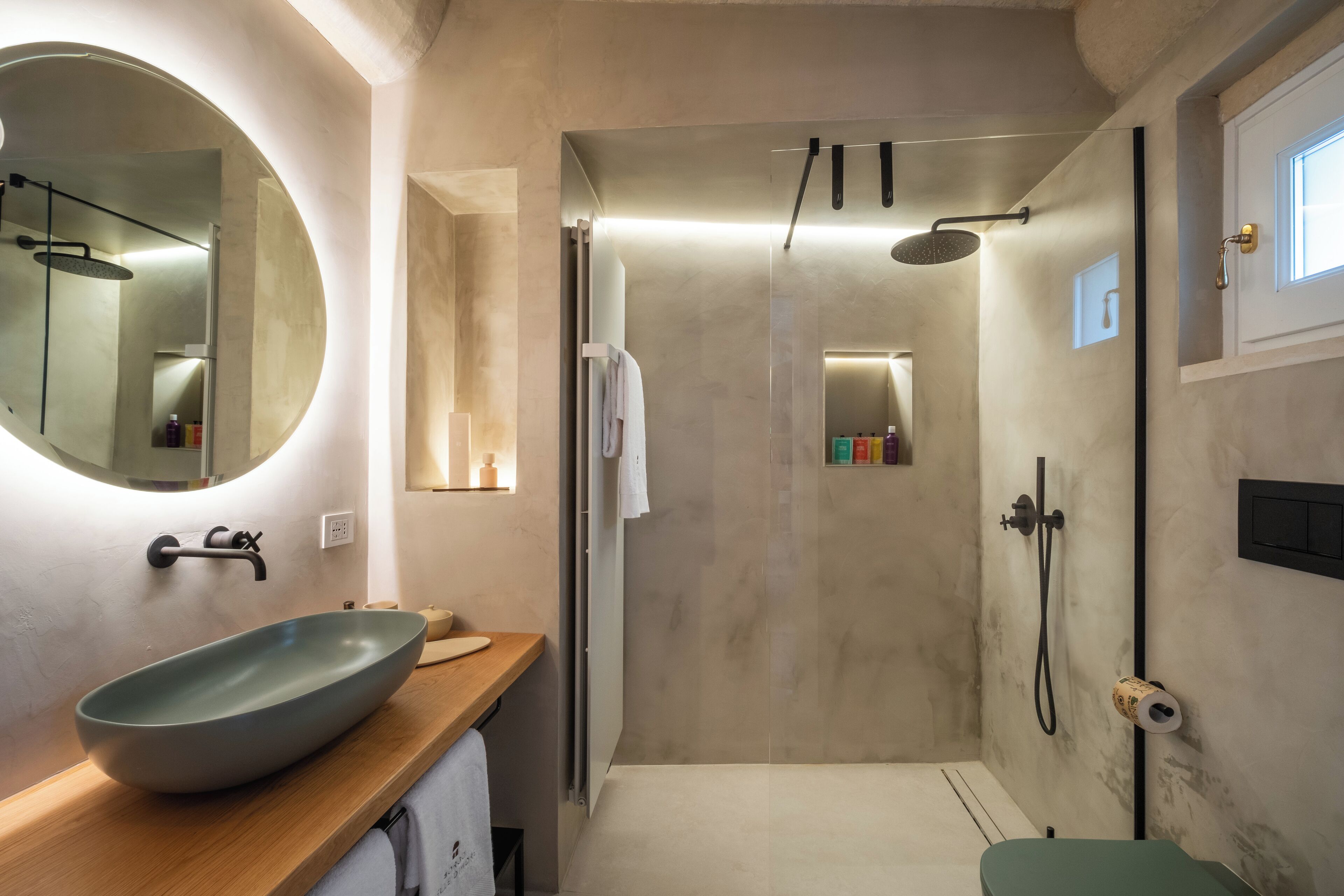 Douche, sèche-cheveux, bidet, serviettes fournies