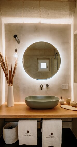 Douche, sèche-cheveux, bidet, serviettes fournies