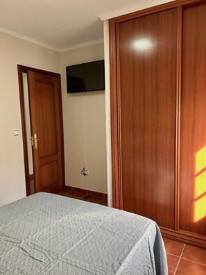 2 Schlafzimmer, Bügeleisen/Bügelbrett, Reisekinderbett, Bettwäsche