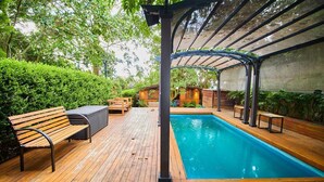 A wooden deck with a pool, benches, and a pergola structure. - Spectacular Villa only 20min from Bogota - Cota Cundinamarca (Vereda el Abra)