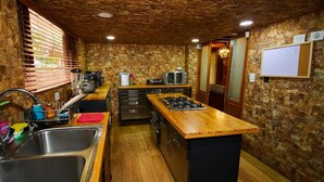 A compact kitchen with a wooden countertop, a sink, and a stove. - Spectacular Villa only 20min from Bogota - Cota Cundinamarca (Vereda el Abra)