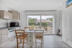 Kylskåp, mikrovågsugn, ugn och spishäll