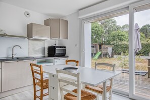 Fridge, microwave, oven, stovetop - Studio Judicaelle with Terrace and Shared Garden – Comfort and Tranquility in Lège-Cap-Ferret (Lège-Cap-Ferret)