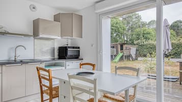 Réfrigérateur, four à micro-ondes, un four, surface de cuisson