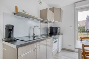 Fridge, microwave, oven, stovetop - Studio Judicaelle with Terrace and Shared Garden – Comfort and Tranquility in Lège-Cap-Ferret (Lège-Cap-Ferret)