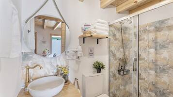 Chuveiro, secador de cabelo, toalhas de banho