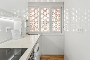 Jääkaappi, mikroaaltouuni, uuni, liesi