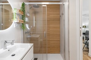 Dusj, hårføner og håndklær