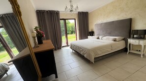 3 slaapkamers, een strijkplank/strijkijzer, gratis wifi, beddengoed