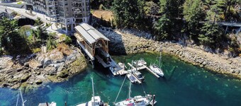 Waterfront Cozy 2 Bed 2 Bath Apartment