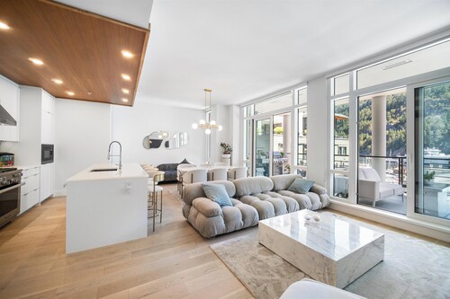 Waterfront Cozy 2 Bed 2 Bath Apartment