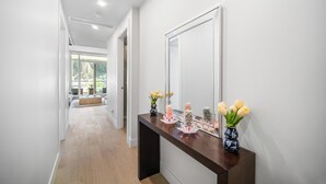 Interior - Waterfront Cozy 2 Bed 2 Bath Apartment (West Vancouver)