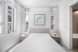 2 bedrooms, iron/ironing board, WiFi, bed sheets - Waterfront Cozy 2 Bed 2 Bath Apartment (West Vancouver)