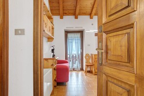 TV - Apartment 'Ma Petite Maison' with Mountain View and Balcony (Sarre)