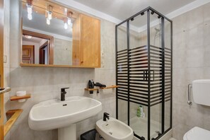 Shower, hair dryer, towels - Apartment 'Ma Petite Maison' with Mountain View and Balcony (Sarre)