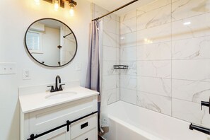 Secadora de cabello, toallas, jabón, papel de baño