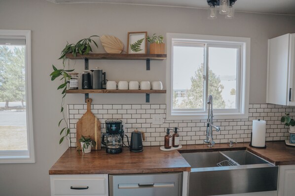 Fridge, microwave, oven, stovetop - Modern Missoula home with AC, WiFi, 2-car garage, sleeps 10, & beautiful views! (Missoula)