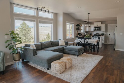 Modern Missoula home with AC, WiFi, 2-car garage, sleeps 10, & beautiful views!