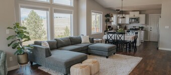 Modern Missoula home with AC, WiFi, 2-car garage, sleeps 10, & beautiful views!