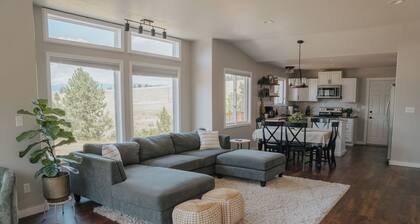 Modern Missoula home with AC, WiFi, 2-car garage, sleeps 10, & beautiful views!
