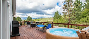 Modern Missoula home with AC, WiFi, space for 10 & beautiful mountain views!