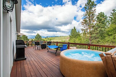 Modern Missoula home with AC, WiFi, 2-car garage, sleeps 10, & beautiful views!