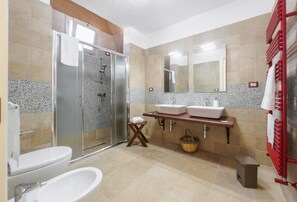 Doccia, asciugacapelli, bidet, asciugamani
