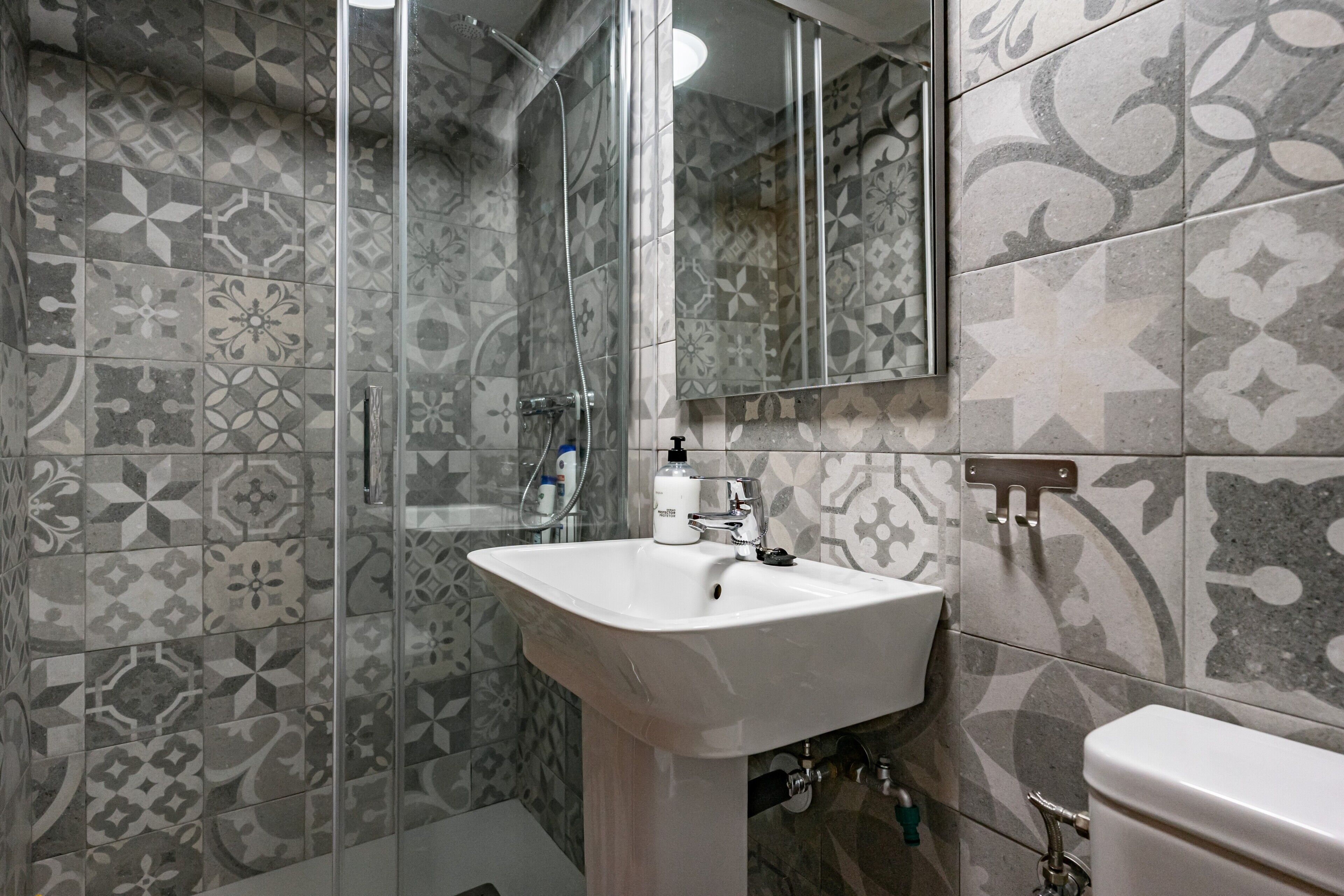 Een douche, een haardroger, handdoeken
