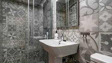 Een douche, een haardroger, handdoeken