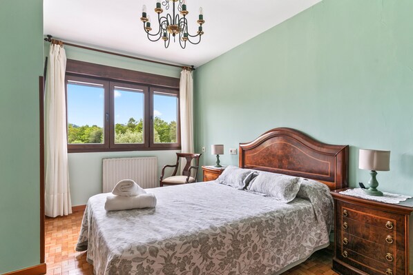 3 bedrooms, iron/ironing board, free WiFi, bed sheets