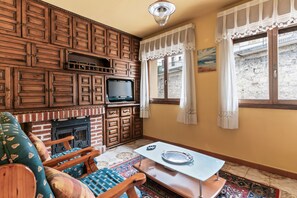 Televisión, chimenea y estéreo 