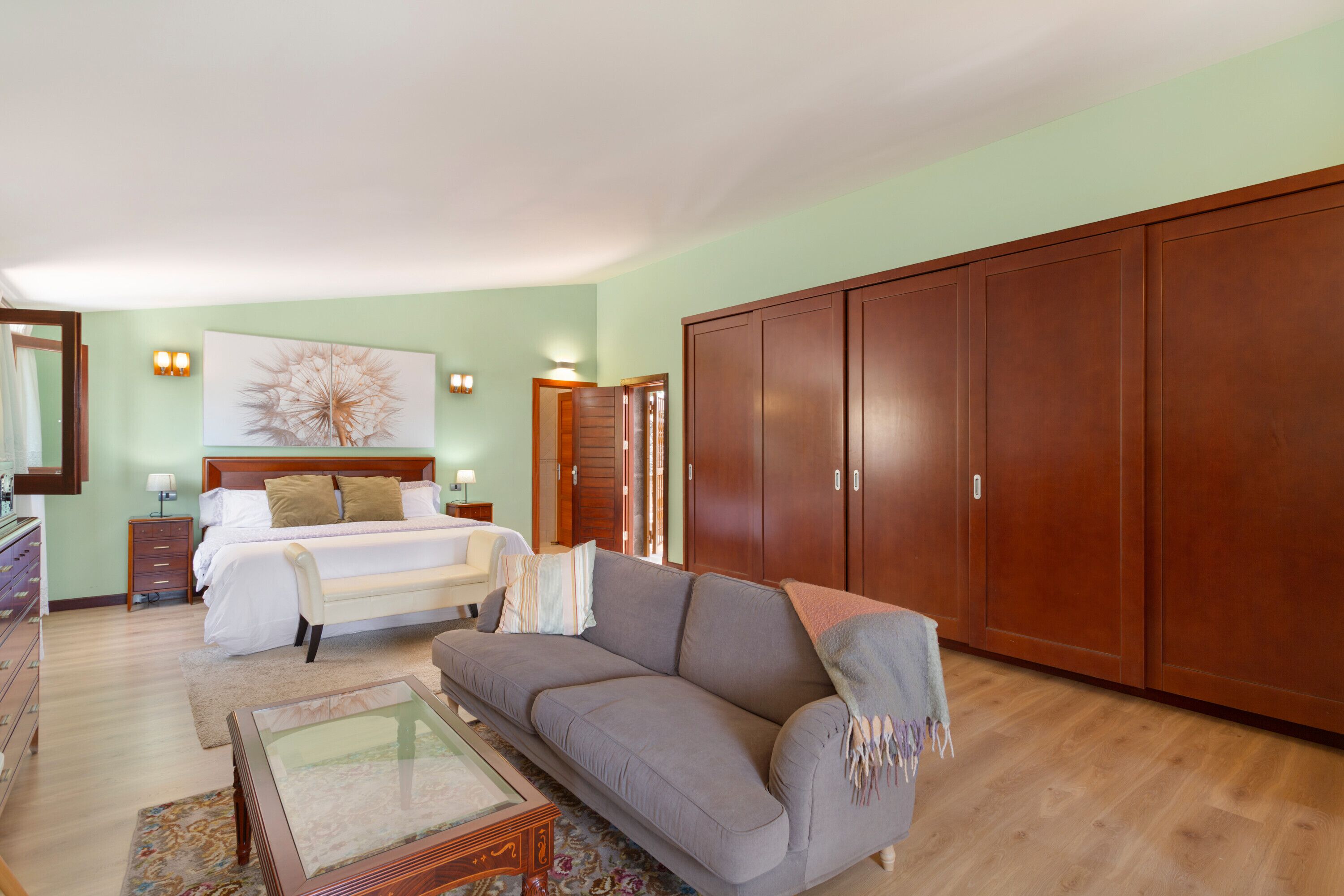 Een televisie en een open haard