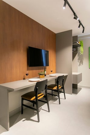 Premium Studio | Dining