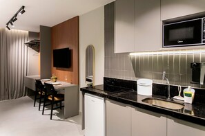 Premium studio, balkon | Privékeuken | Een minikoelkast, een microgolfoven, kookgerei, borden en bestek