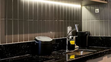 Comfort Studio | Private kitchen | Mini-fridge, microwave, cookware/dishes/utensils
