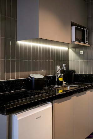 Comfort Studio | Private kitchen | Mini-fridge, microwave, cookware/dishes/utensils