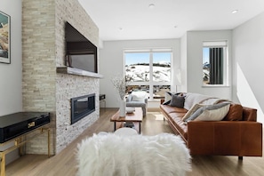 Smart TV, chimenea, libros y videoteca