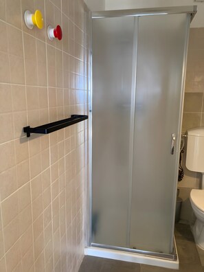 Shower, hair dryer, towels - Guest House 'Fattorialmare Rossa' with Sea View, Shared Terrace and Wi-Fi (Camogli)