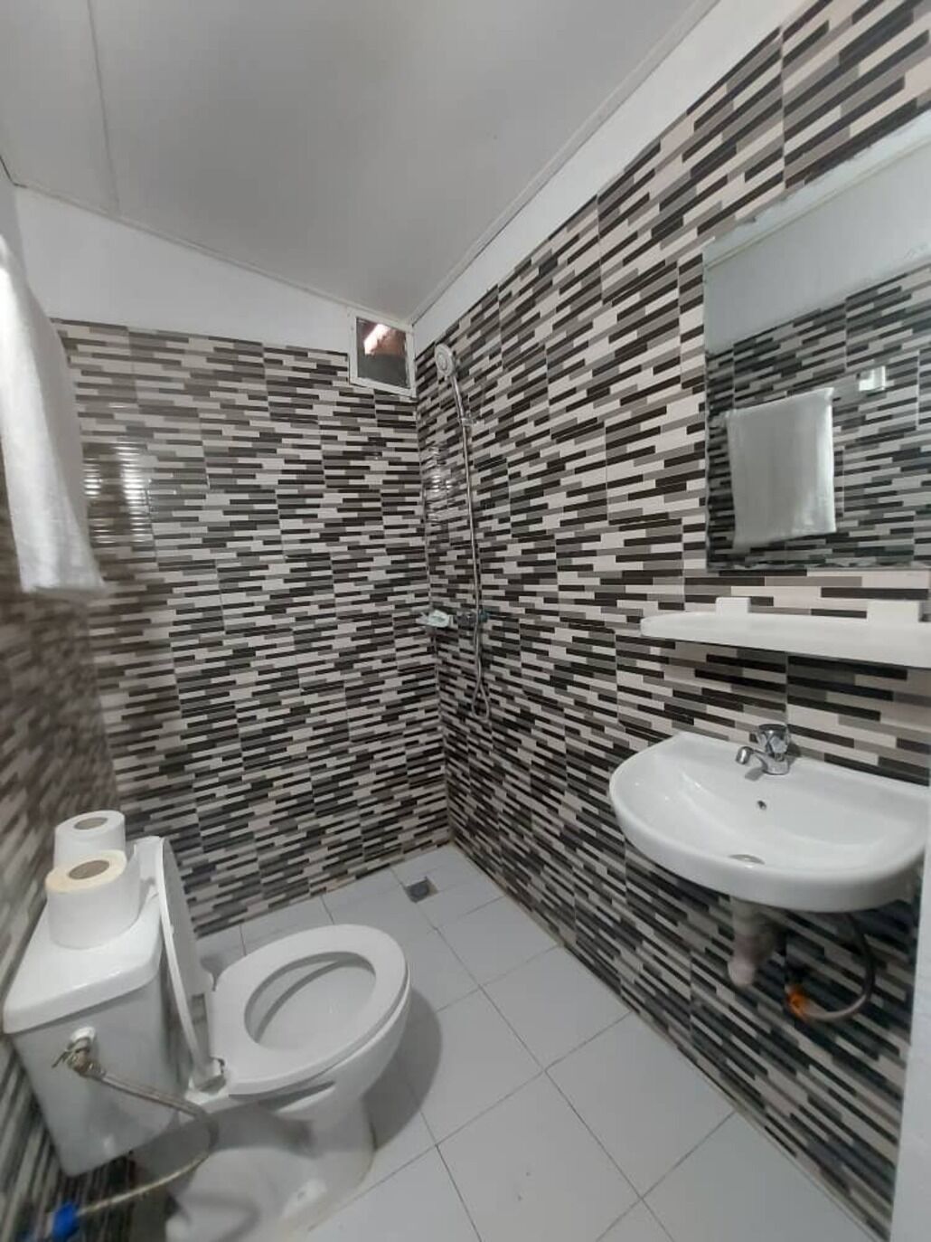Douche, sèche-cheveux, serviettes fournies, savon